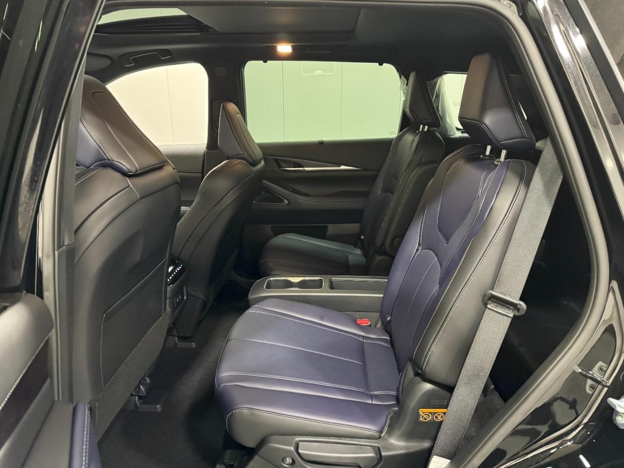 INFINITI QX60 Vehicle Full-screen Gallery Image 9