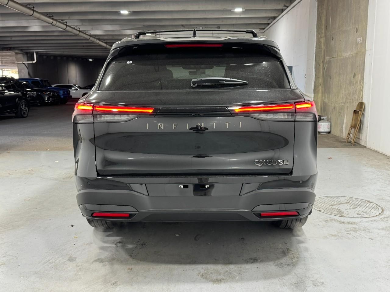 INFINITI QX60 Vehicle Full-screen Gallery Image 10