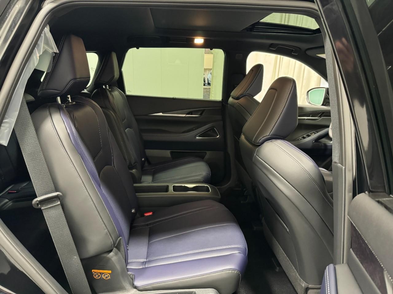 INFINITI QX60 Vehicle Full-screen Gallery Image 12