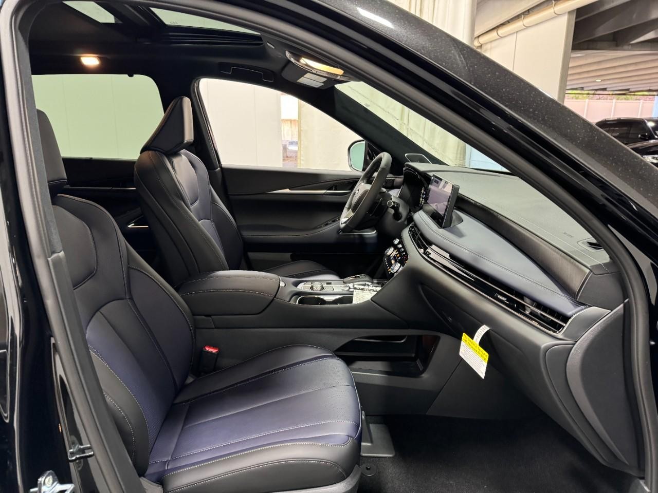 INFINITI QX60 Vehicle Full-screen Gallery Image 21