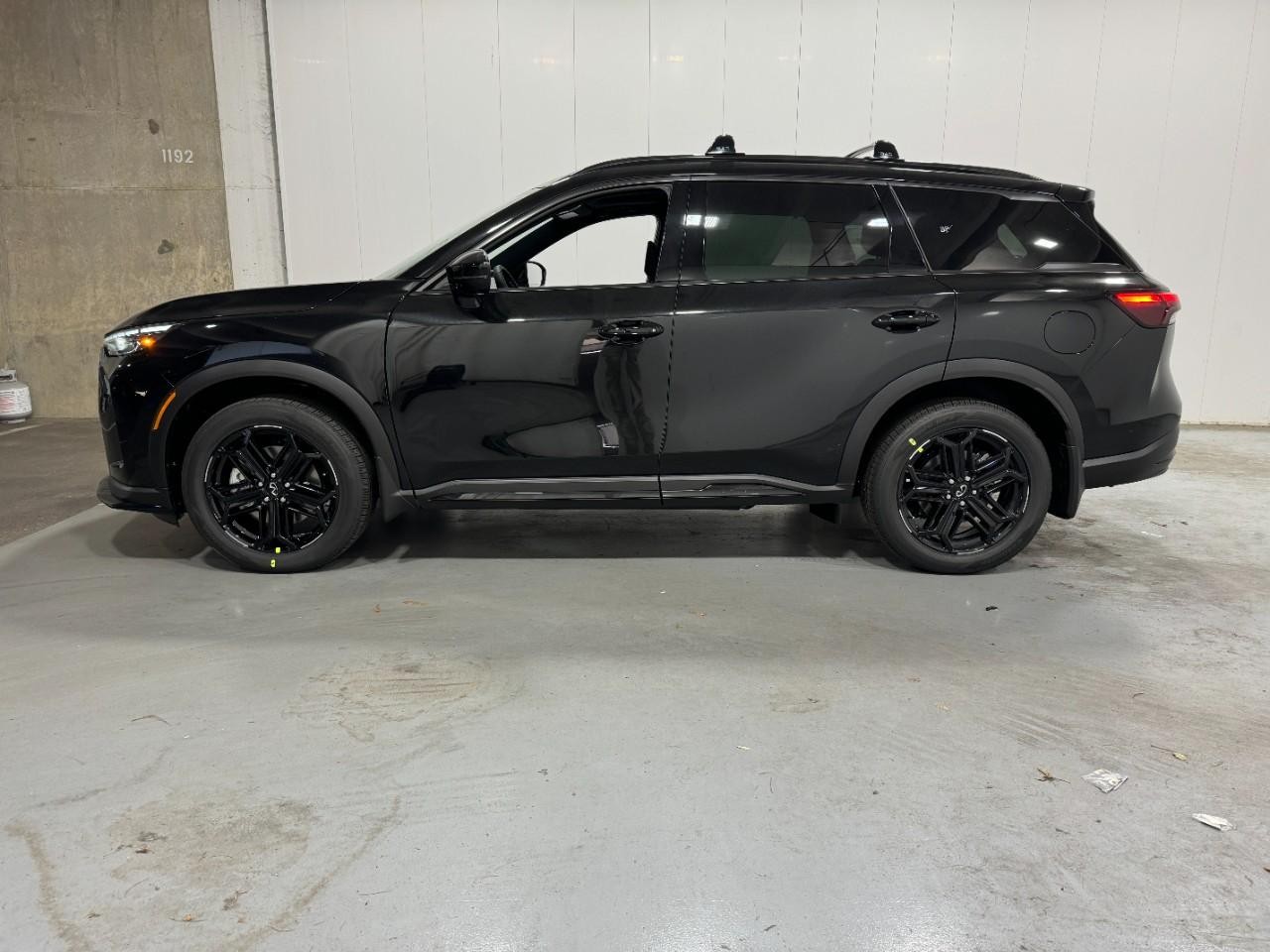 INFINITI QX60 Vehicle Full-screen Gallery Image 2