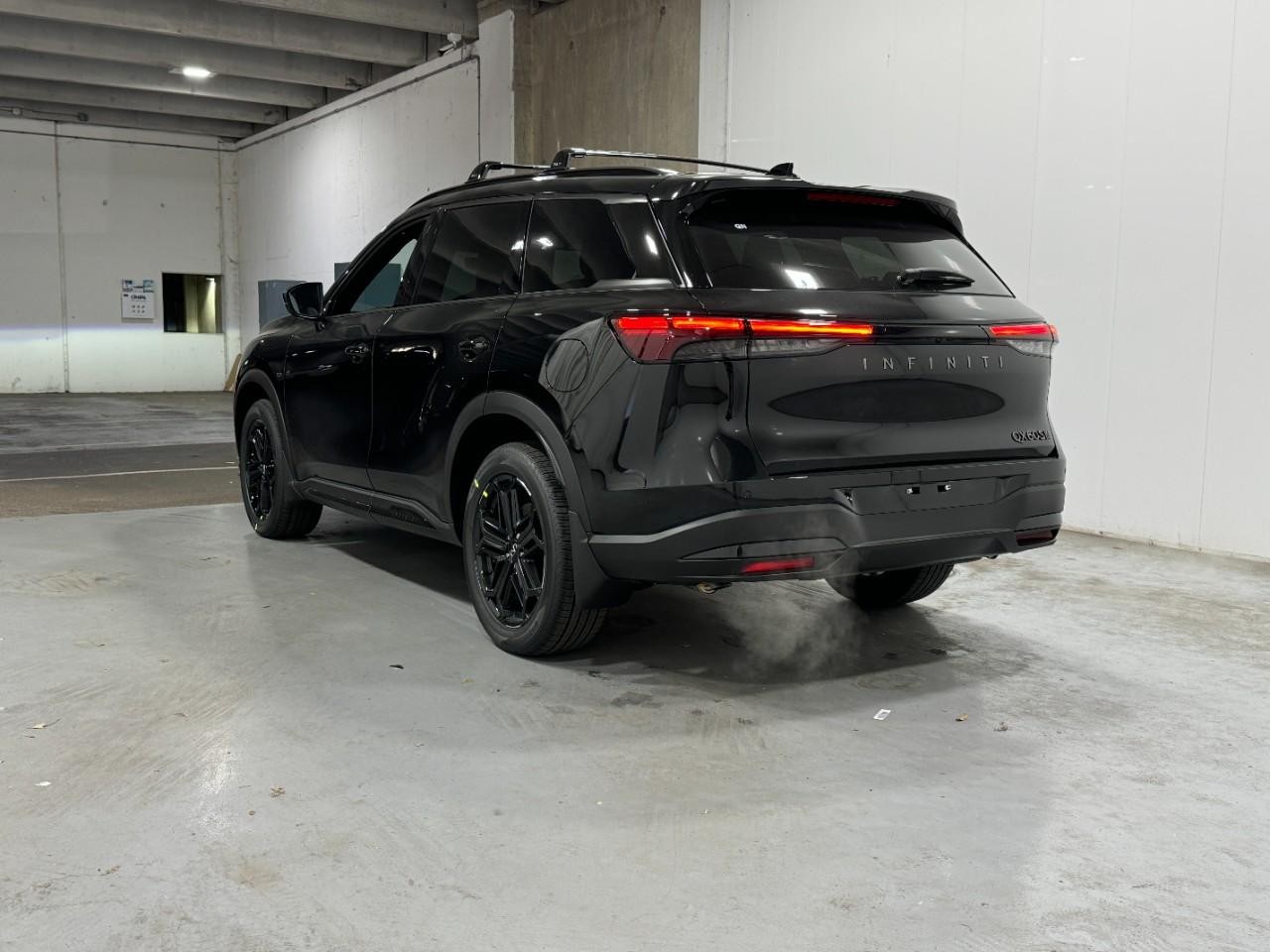 INFINITI QX60 Vehicle Full-screen Gallery Image 3