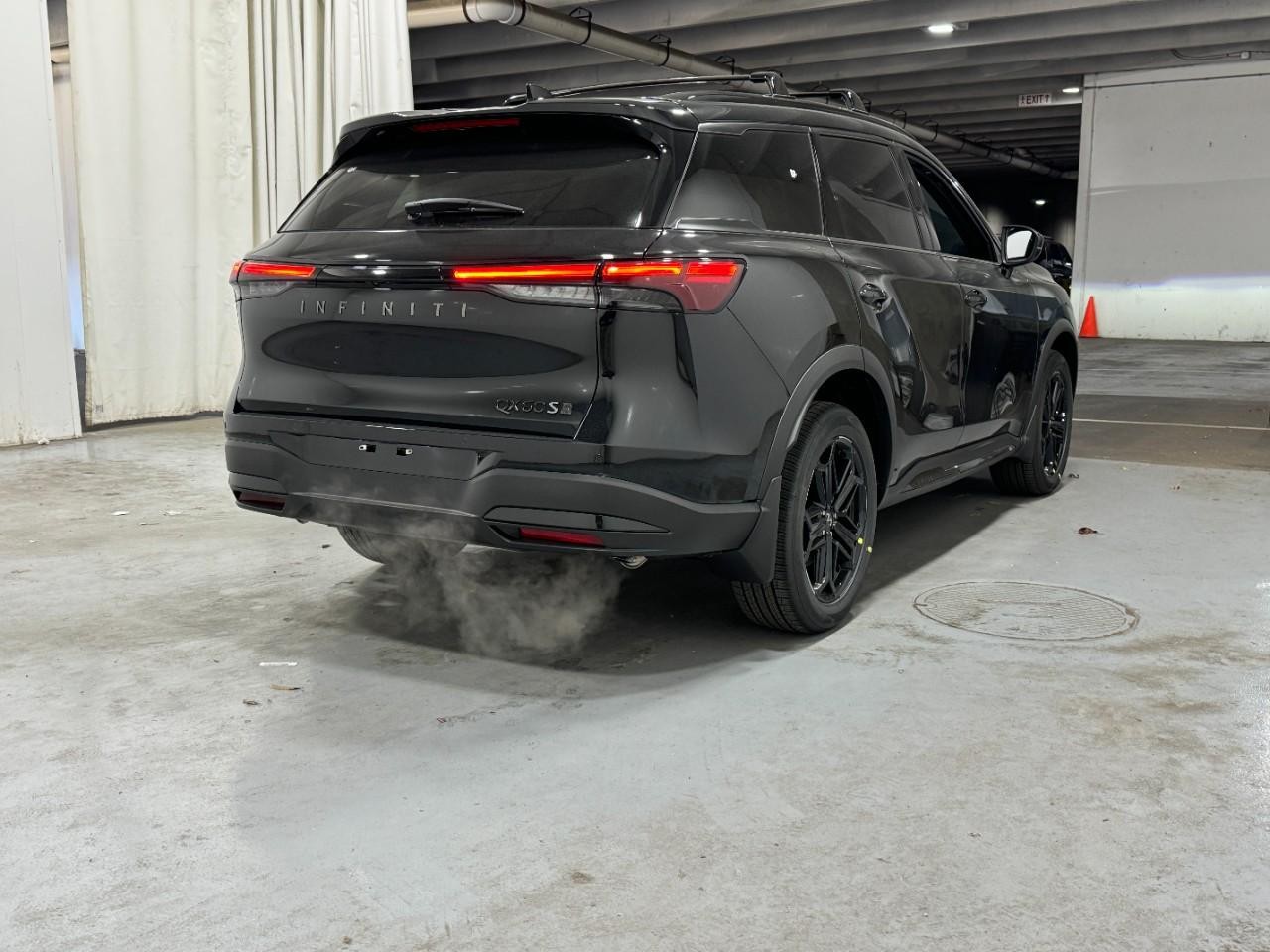 INFINITI QX60 Vehicle Full-screen Gallery Image 4