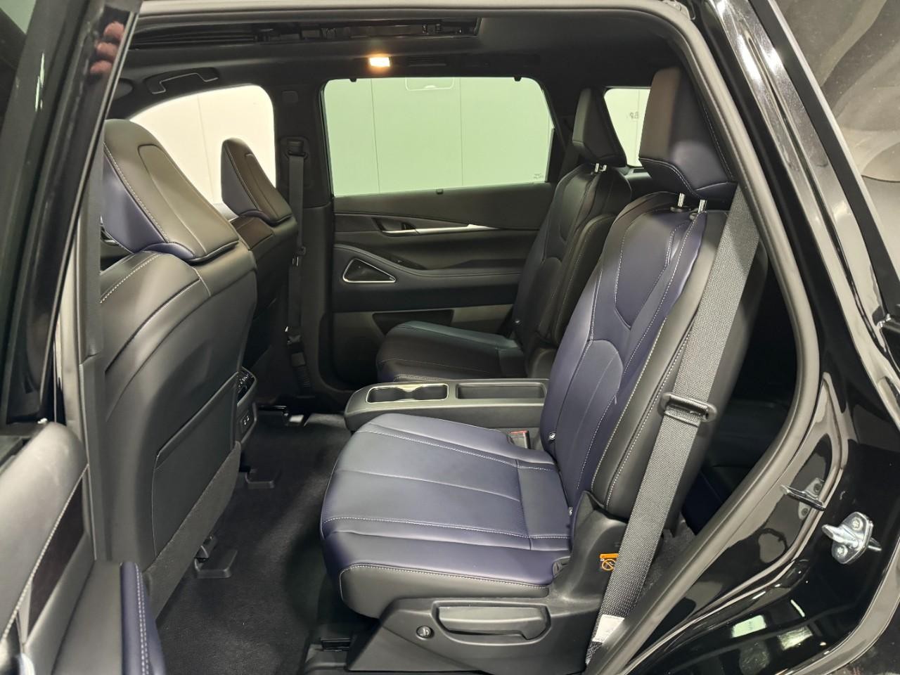 INFINITI QX60 Vehicle Full-screen Gallery Image 9