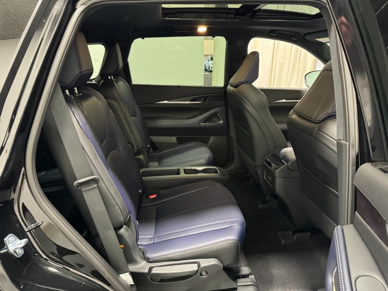 INFINITI QX60 Vehicle Full-screen Gallery Image 12