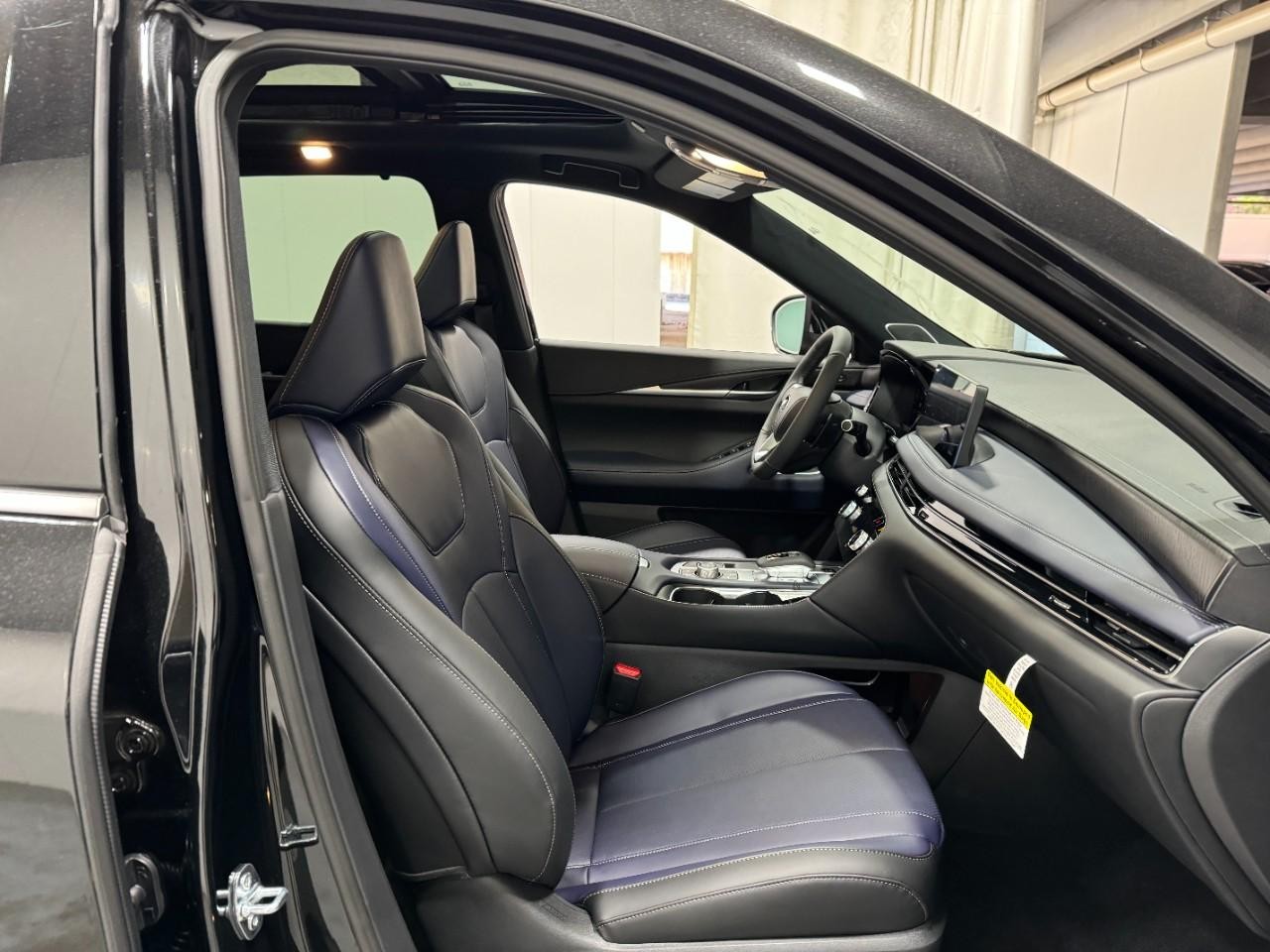 INFINITI QX60 Vehicle Full-screen Gallery Image 21