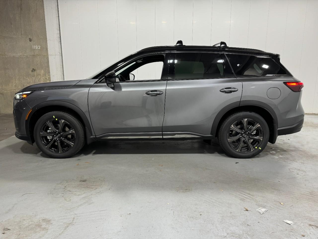 INFINITI QX60 Vehicle Full-screen Gallery Image 2