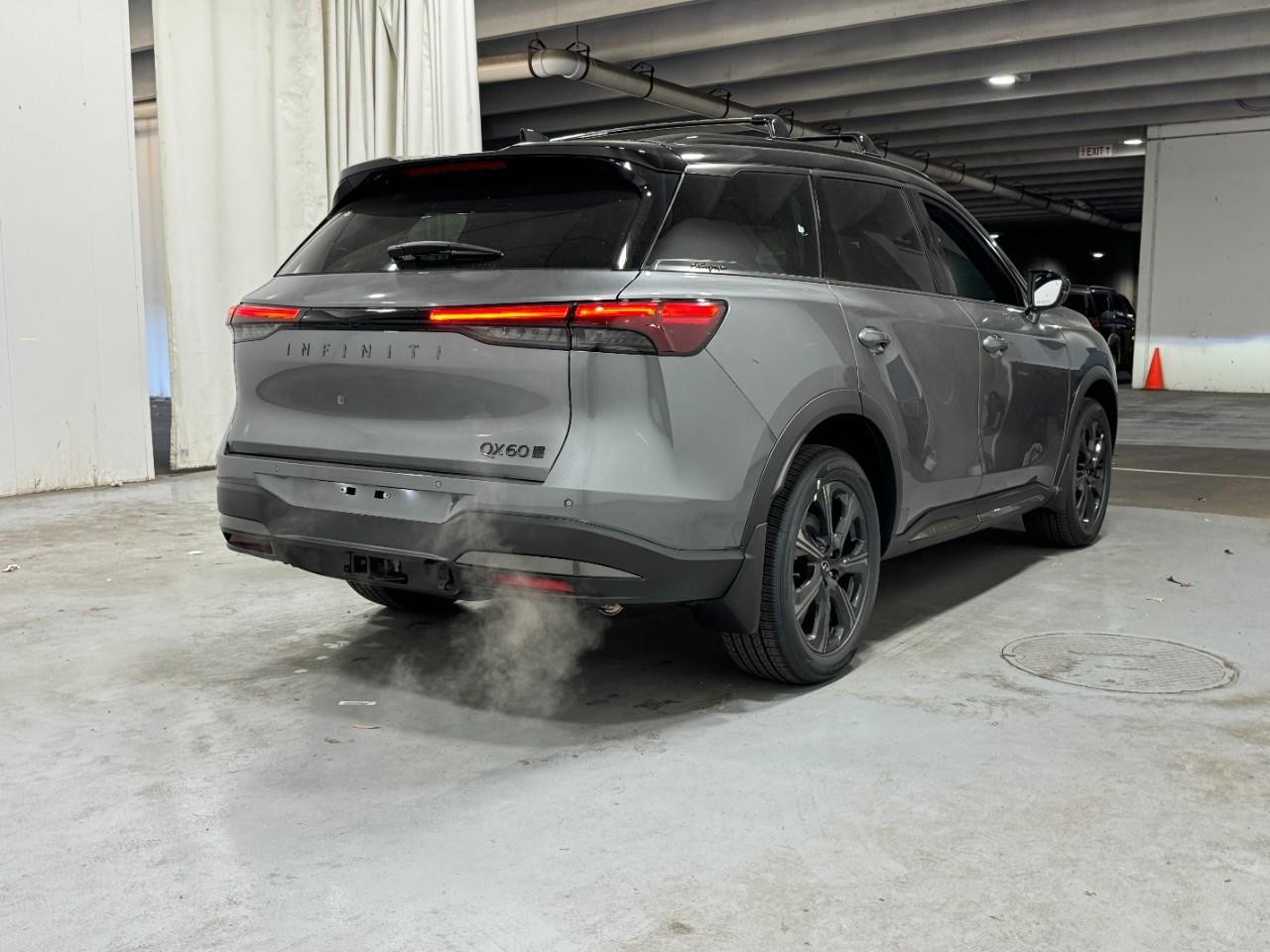 INFINITI QX60 Vehicle Full-screen Gallery Image 4