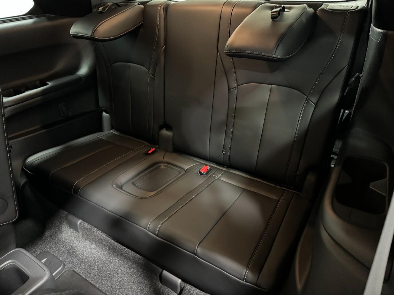 INFINITI QX60 Vehicle Full-screen Gallery Image 8