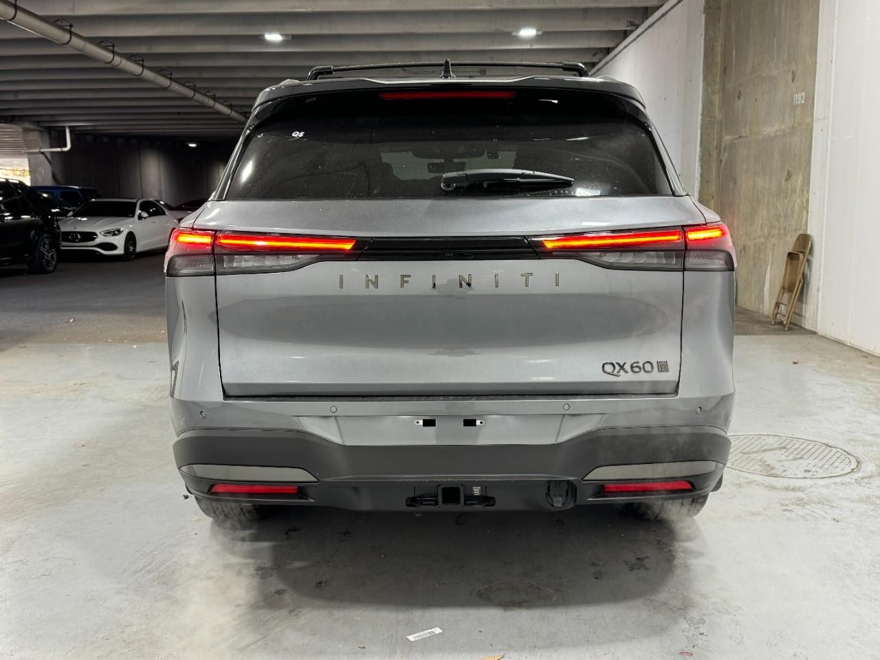 INFINITI QX60 Vehicle Full-screen Gallery Image 10