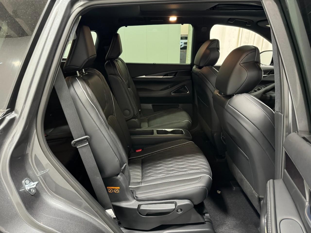 INFINITI QX60 Vehicle Full-screen Gallery Image 12