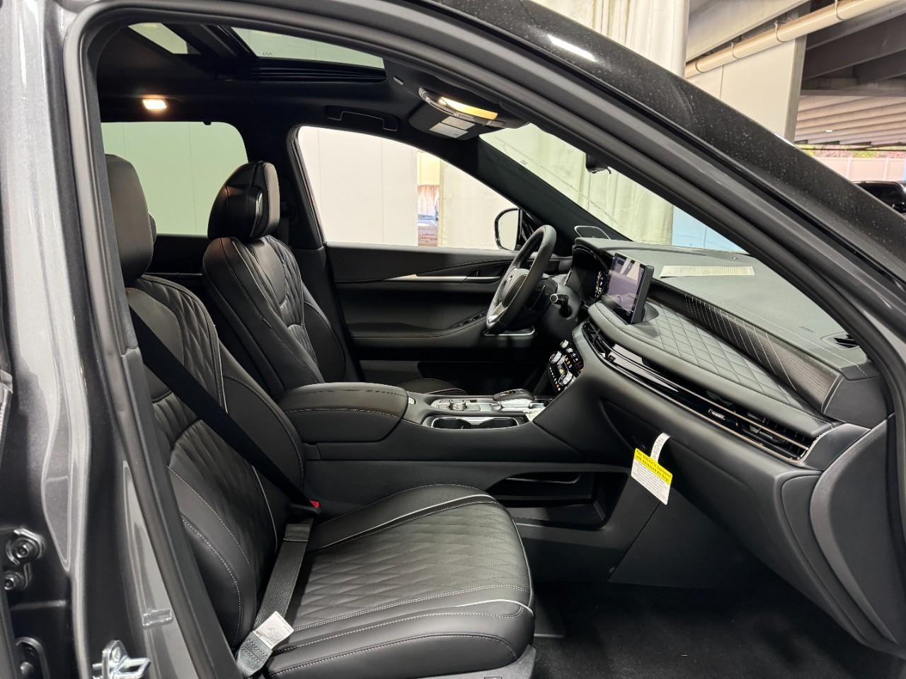 INFINITI QX60 Vehicle Full-screen Gallery Image 21