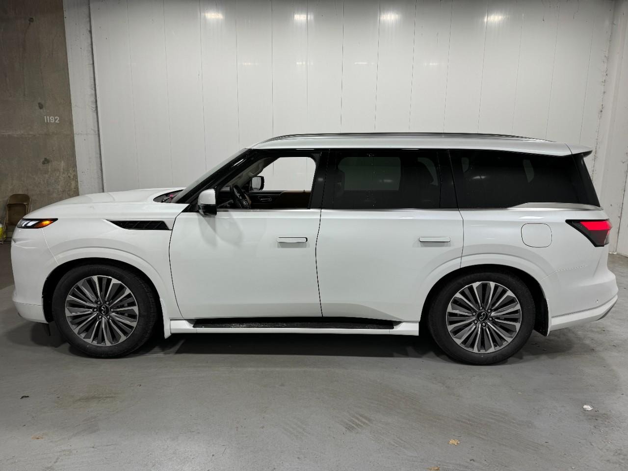 INFINITI QX80 Vehicle Full-screen Gallery Image 2