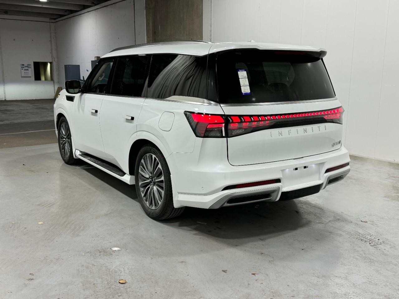 INFINITI QX80 Vehicle Full-screen Gallery Image 3