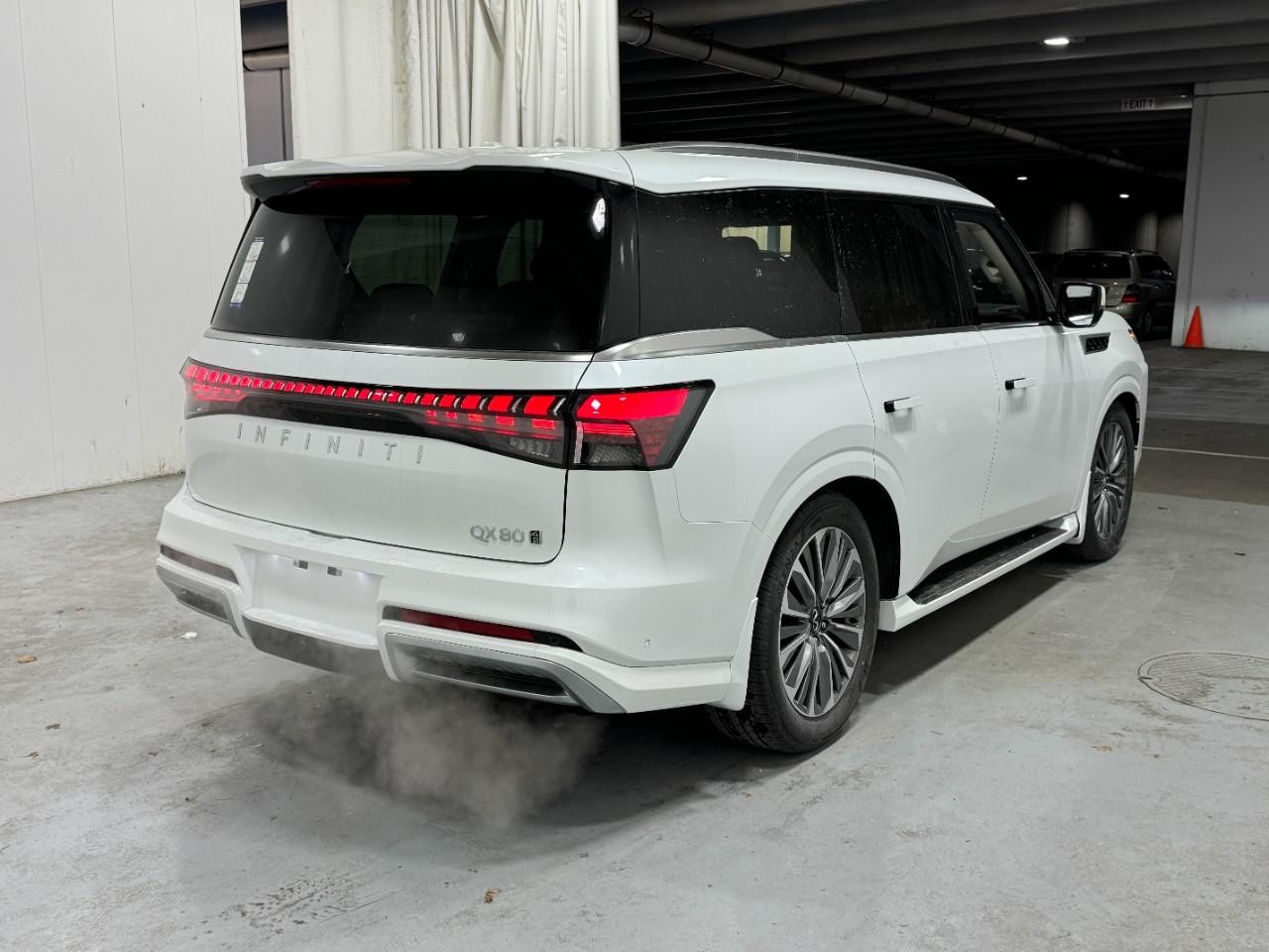 INFINITI QX80 Vehicle Full-screen Gallery Image 4