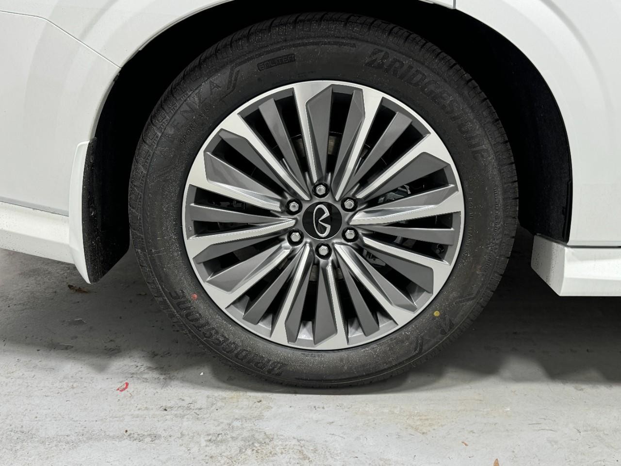 INFINITI QX80 Vehicle Full-screen Gallery Image 5