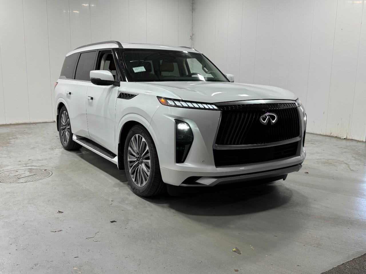 INFINITI QX80 Vehicle Full-screen Gallery Image 6