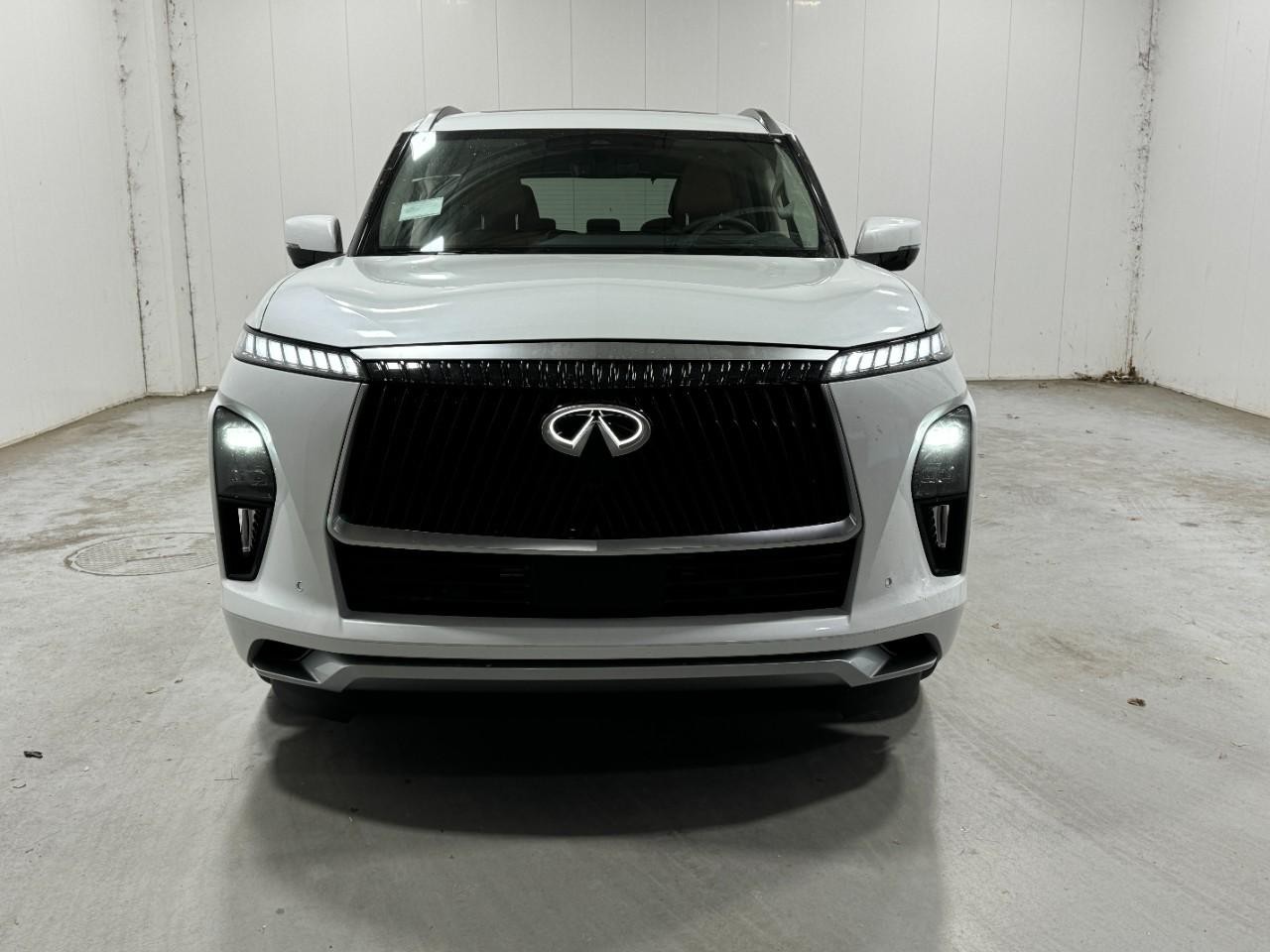 INFINITI QX80 Vehicle Full-screen Gallery Image 7