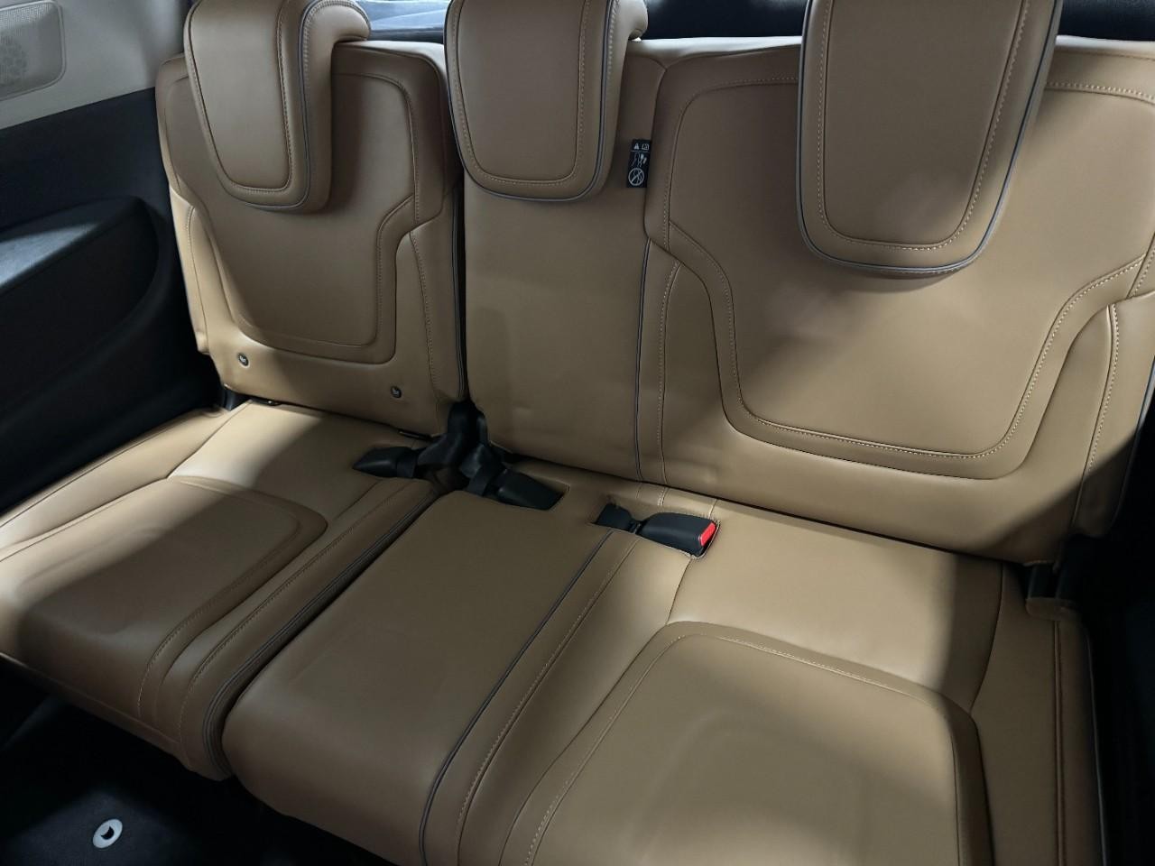 INFINITI QX80 Vehicle Full-screen Gallery Image 8