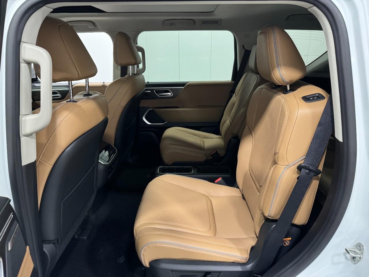 INFINITI QX80 Vehicle Full-screen Gallery Image 9