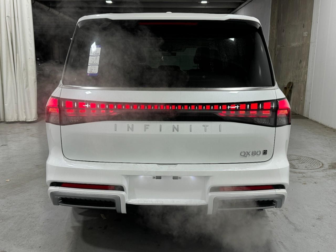 INFINITI QX80 Vehicle Full-screen Gallery Image 10