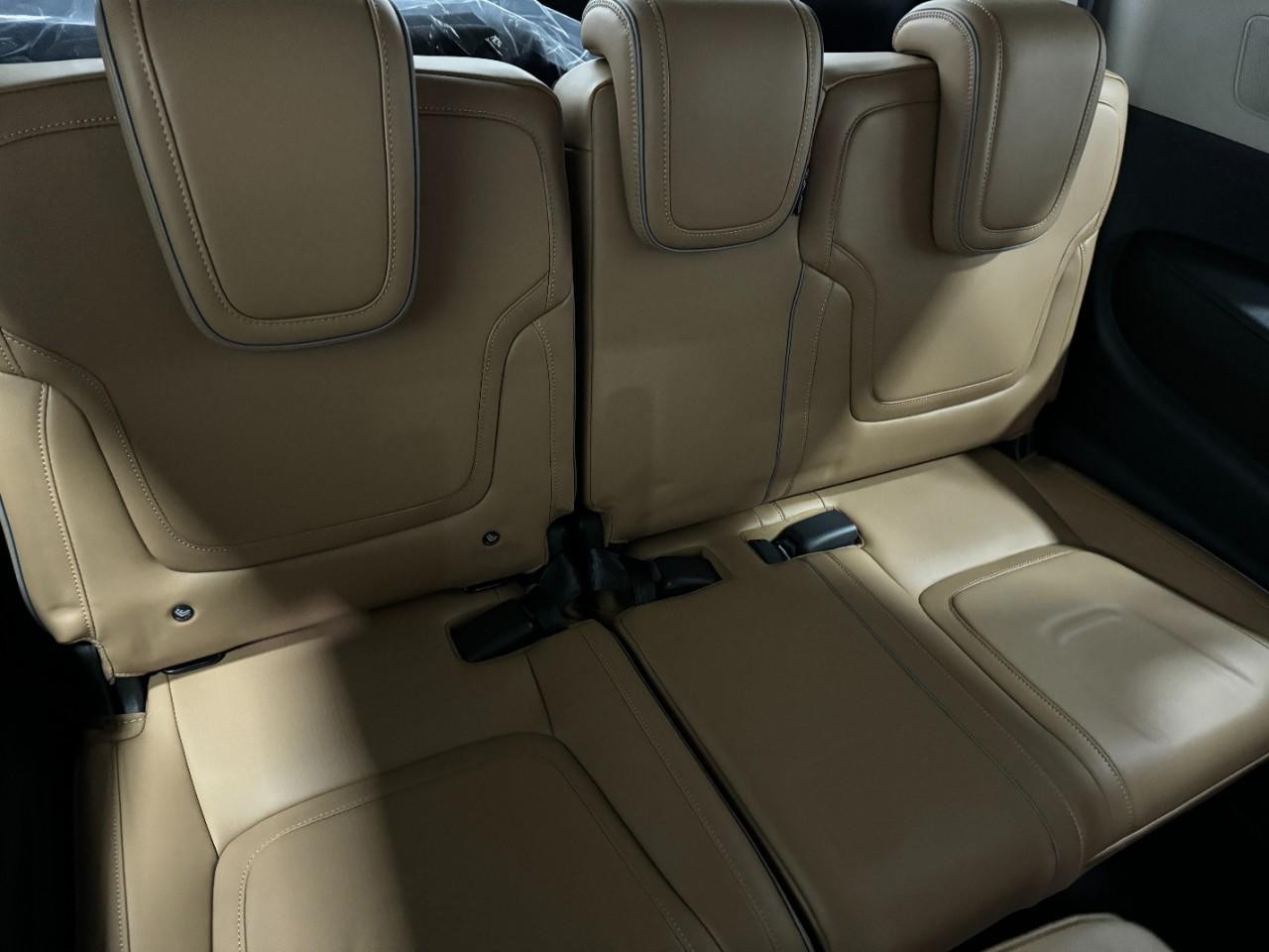 INFINITI QX80 Vehicle Full-screen Gallery Image 11