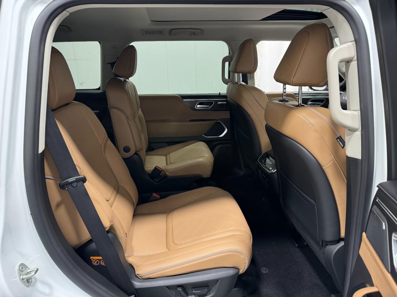 INFINITI QX80 Vehicle Full-screen Gallery Image 12