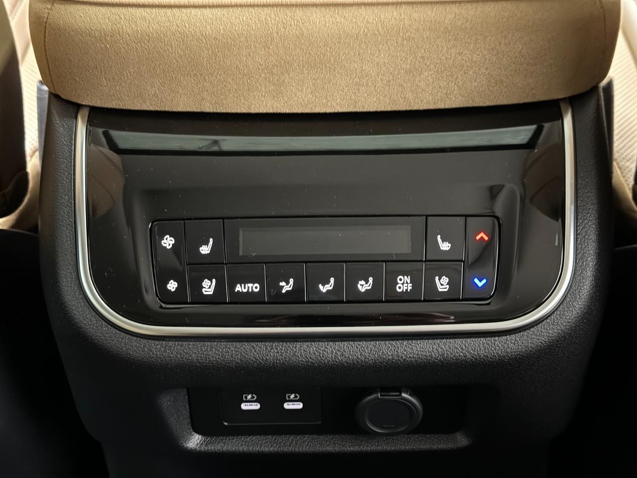 INFINITI QX80 Vehicle Full-screen Gallery Image 13