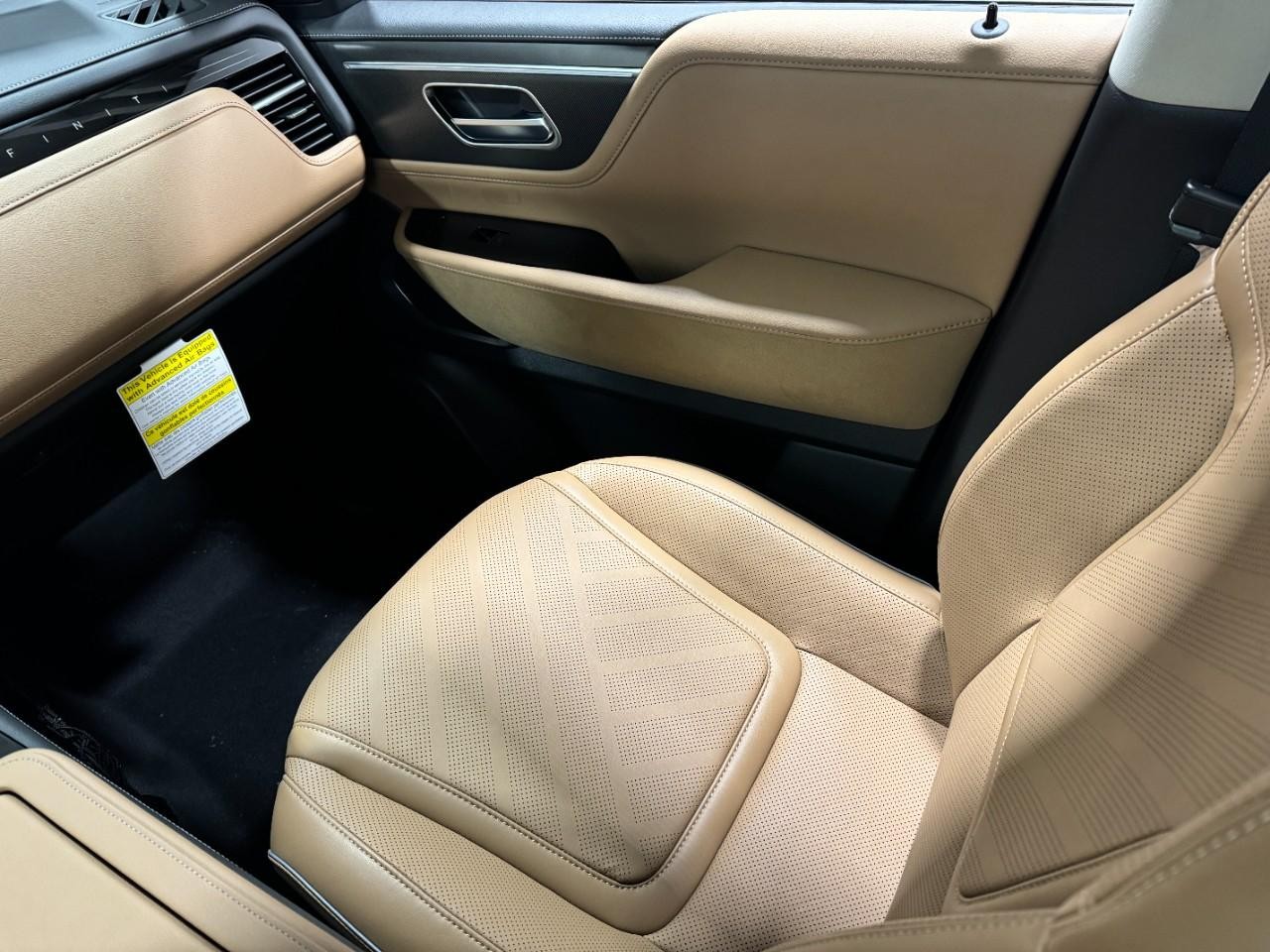 INFINITI QX80 Vehicle Full-screen Gallery Image 19