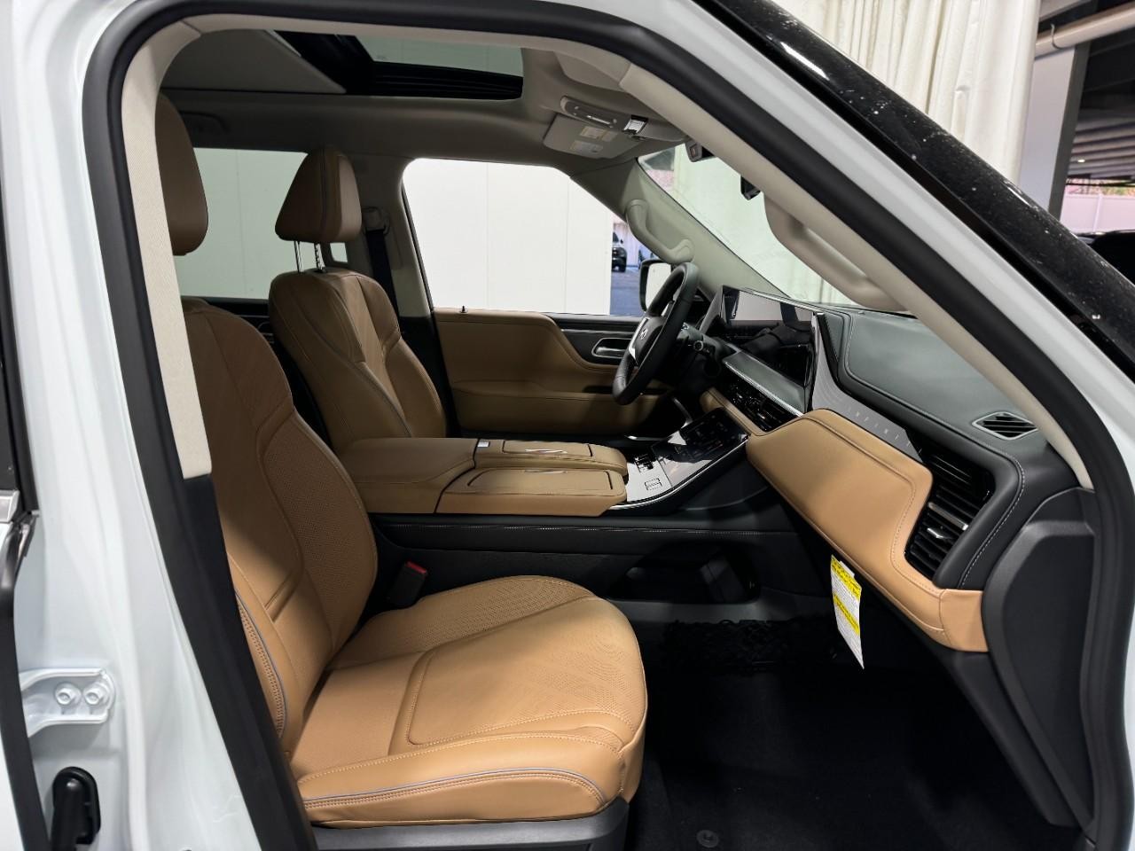 INFINITI QX80 Vehicle Full-screen Gallery Image 20