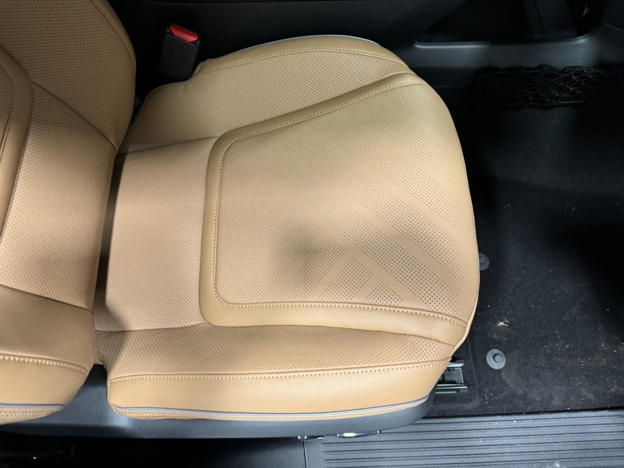 INFINITI QX80 Vehicle Full-screen Gallery Image 21