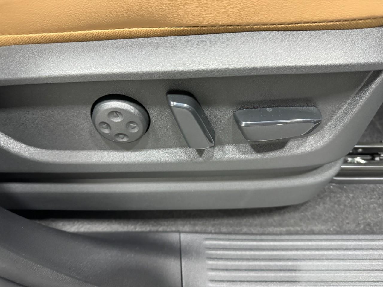 INFINITI QX80 Vehicle Full-screen Gallery Image 22