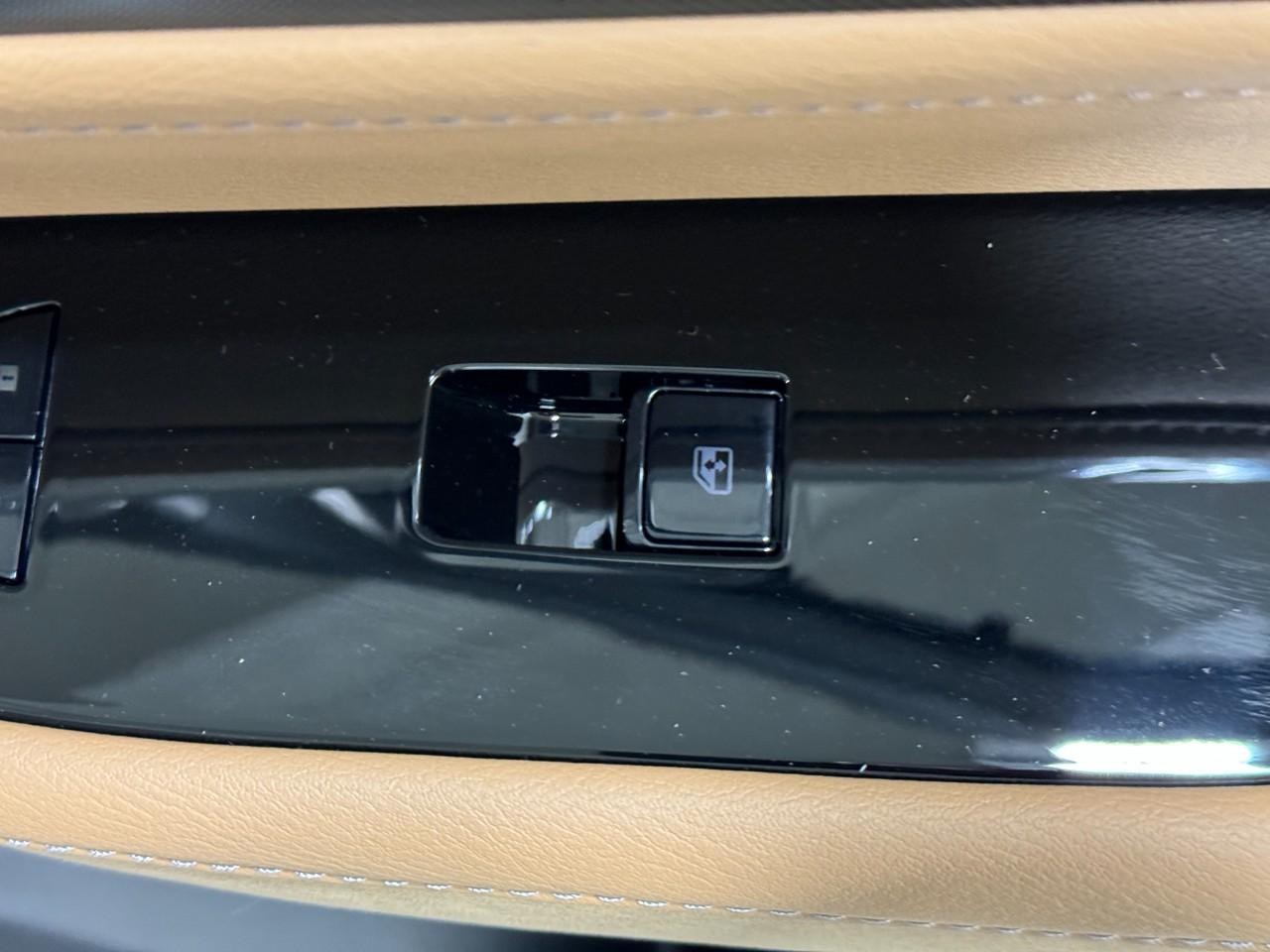 INFINITI QX80 Vehicle Full-screen Gallery Image 23