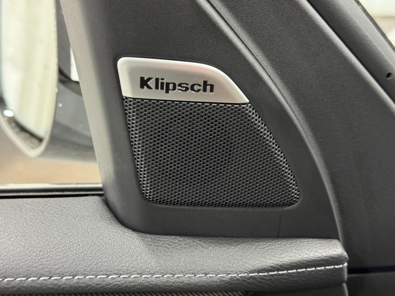 INFINITI QX80 Vehicle Full-screen Gallery Image 24