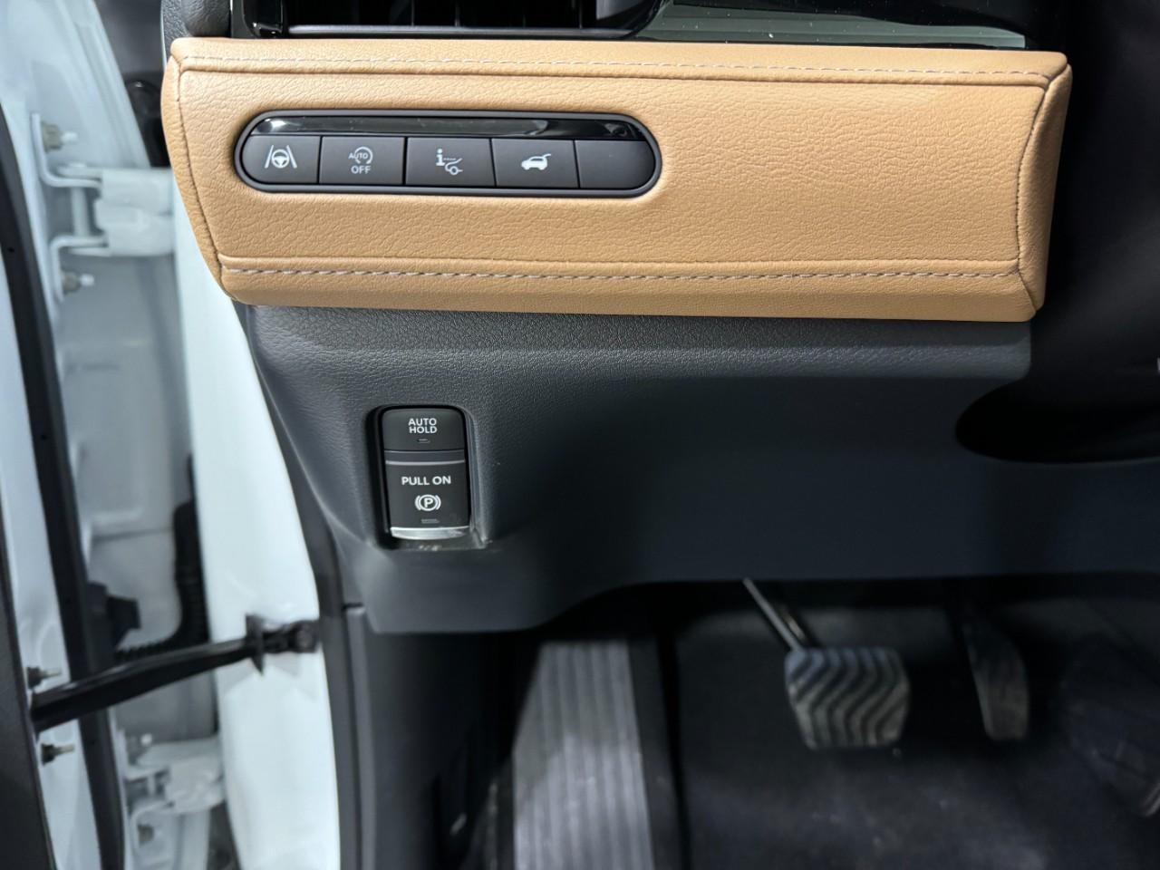 INFINITI QX80 Vehicle Full-screen Gallery Image 30