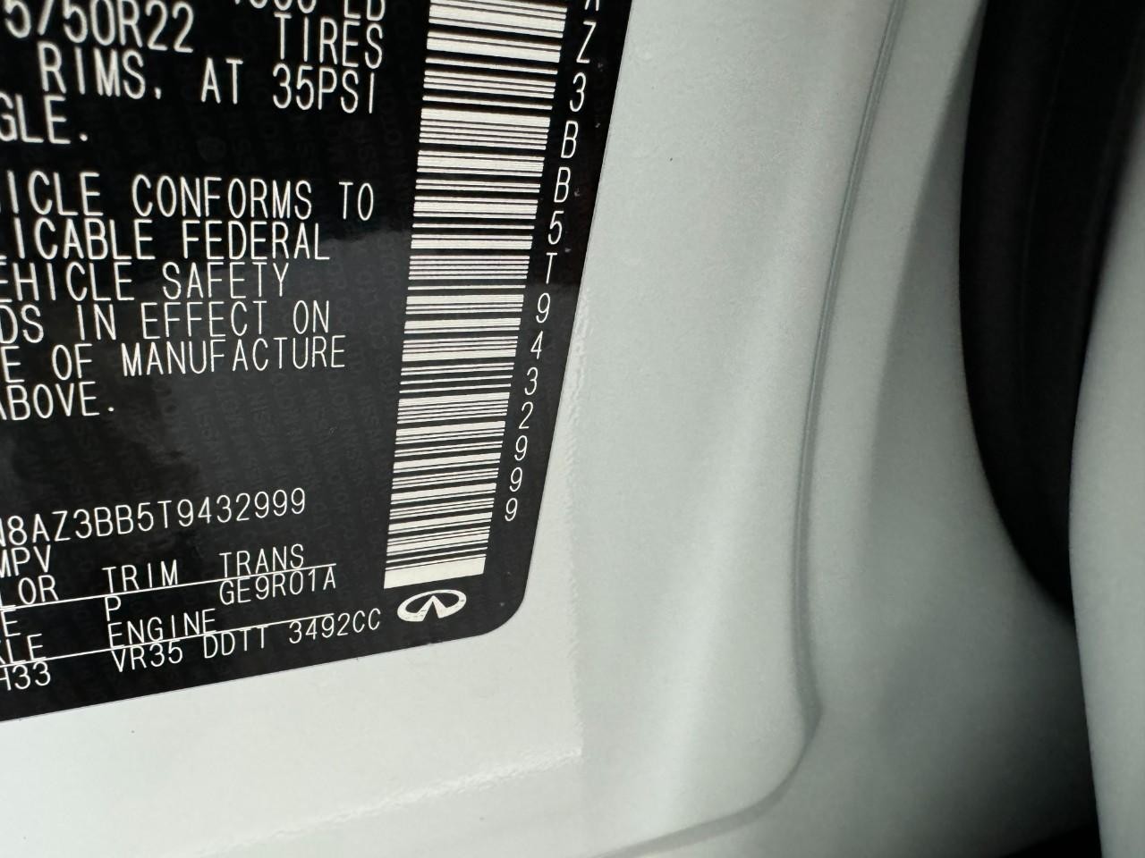 INFINITI QX80 Vehicle Full-screen Gallery Image 35