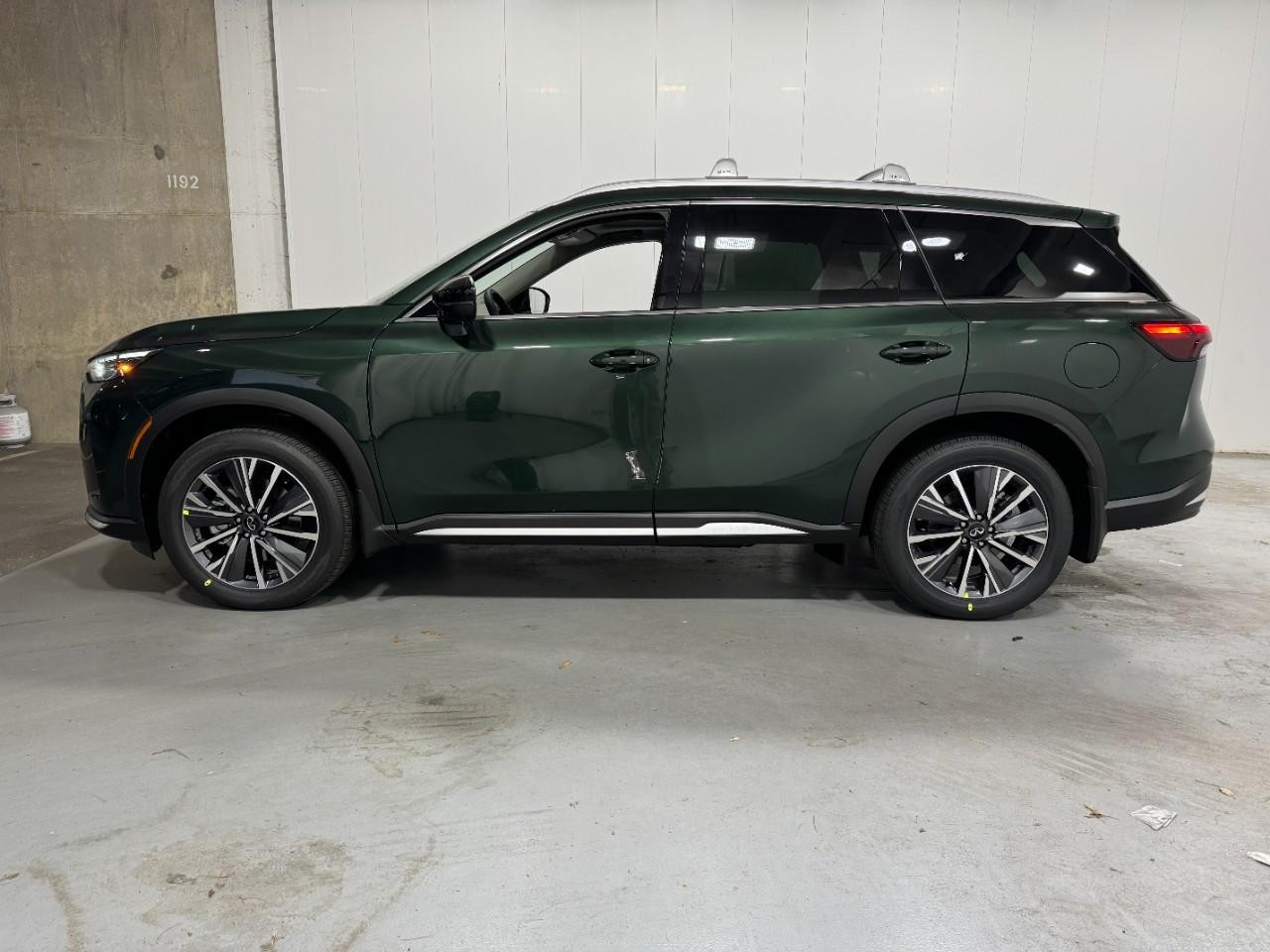 INFINITI QX60 Vehicle Full-screen Gallery Image 2