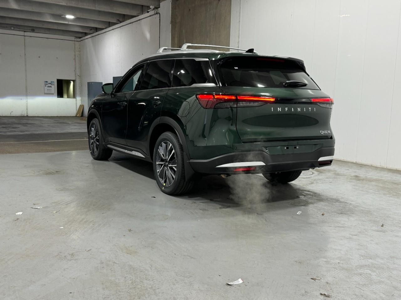 INFINITI QX60 Vehicle Full-screen Gallery Image 3