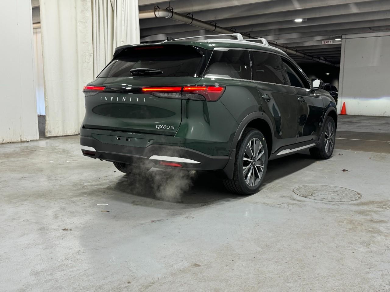 INFINITI QX60 Vehicle Full-screen Gallery Image 4