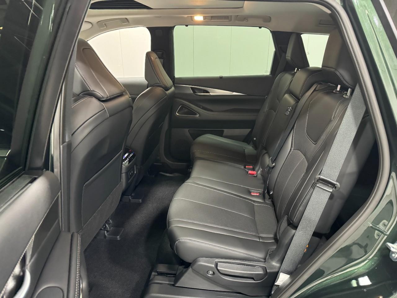 INFINITI QX60 Vehicle Full-screen Gallery Image 9