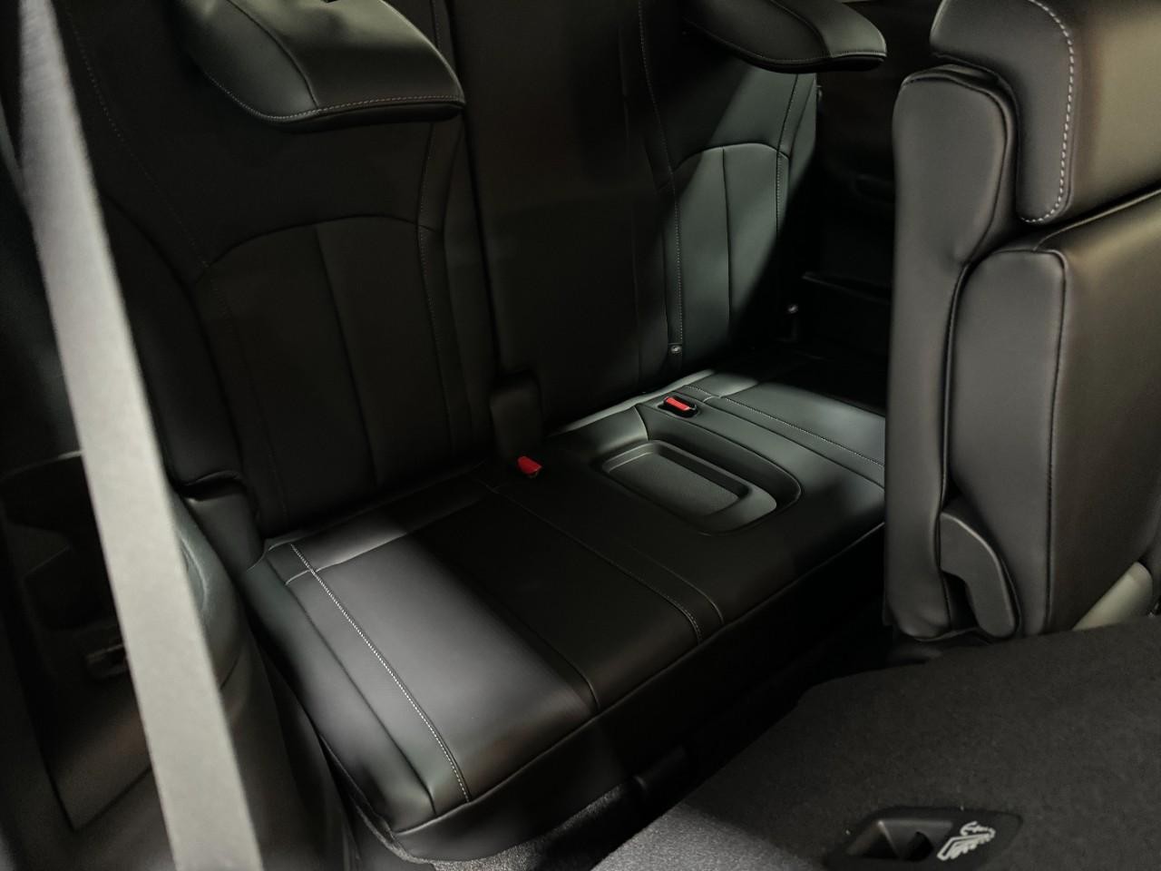 INFINITI QX60 Vehicle Full-screen Gallery Image 11