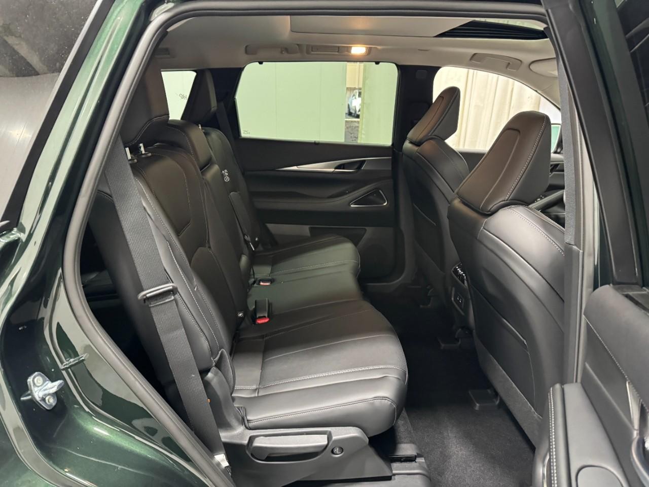 INFINITI QX60 Vehicle Full-screen Gallery Image 12