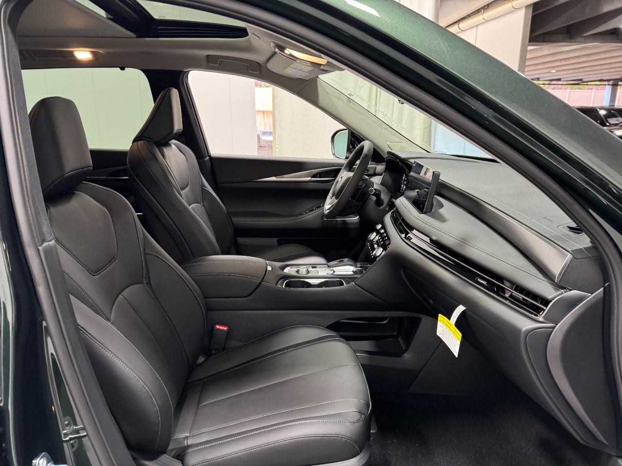 INFINITI QX60 Vehicle Full-screen Gallery Image 21