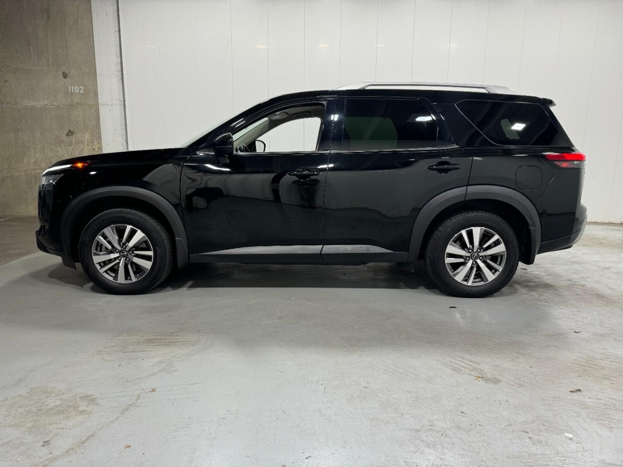 Nissan Pathfinder Vehicle Full-screen Gallery Image 2