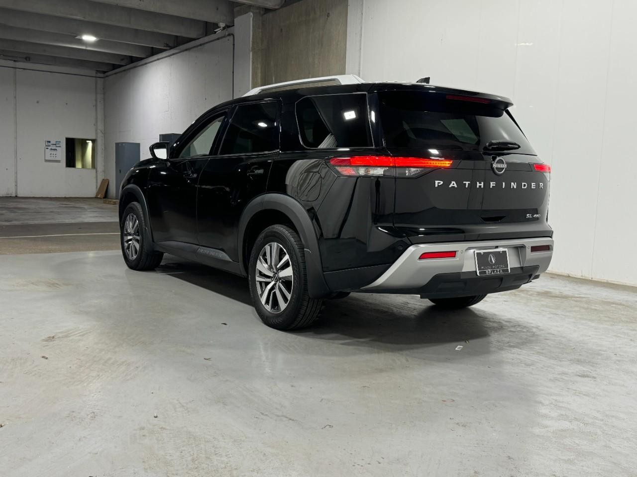 Nissan Pathfinder Vehicle Full-screen Gallery Image 3