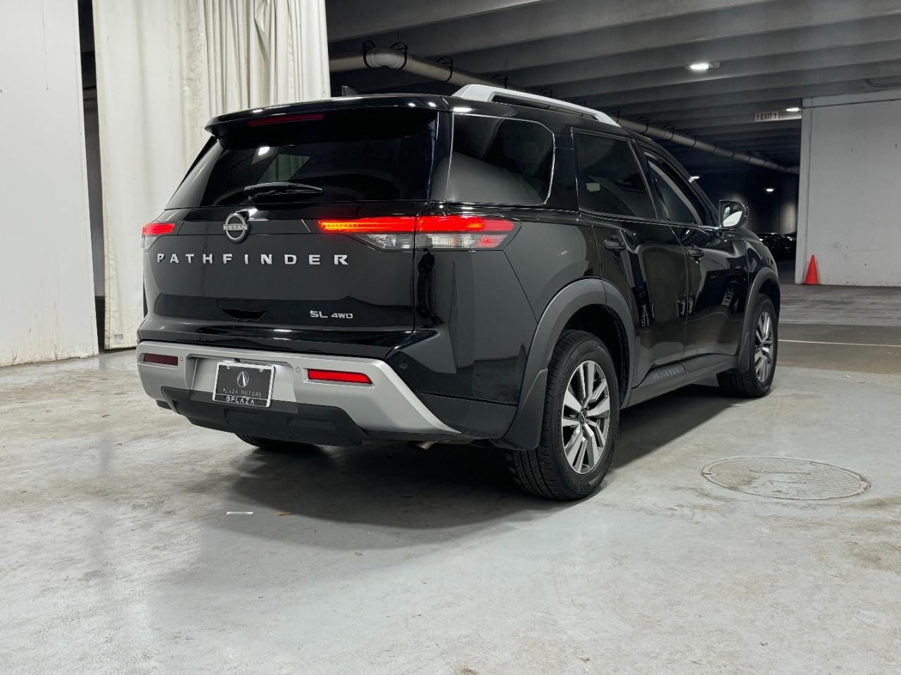 Nissan Pathfinder Vehicle Full-screen Gallery Image 4