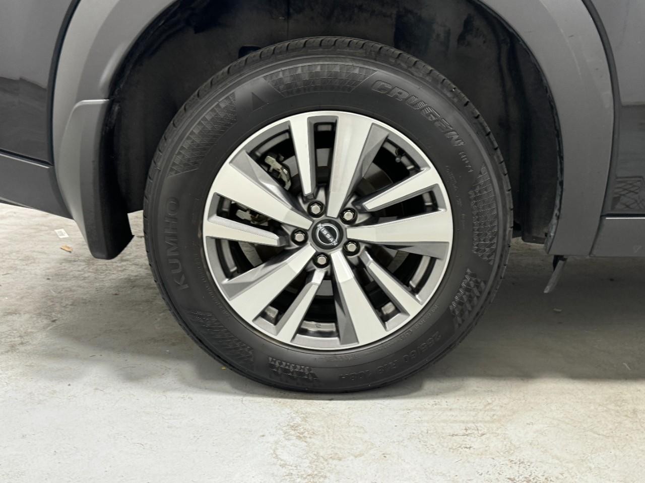 Nissan Pathfinder Vehicle Full-screen Gallery Image 5