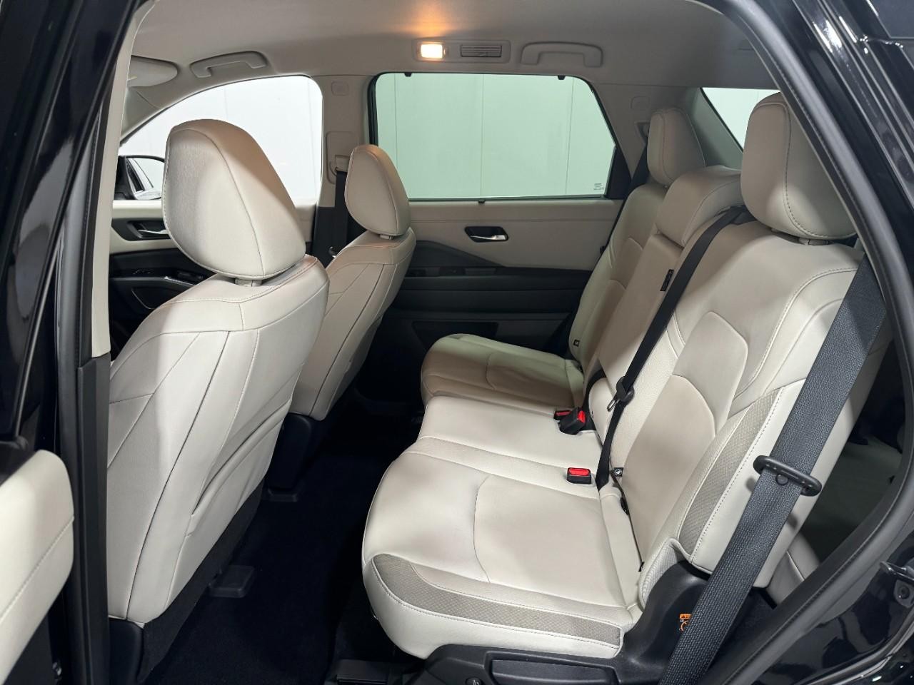 Nissan Pathfinder Vehicle Full-screen Gallery Image 9