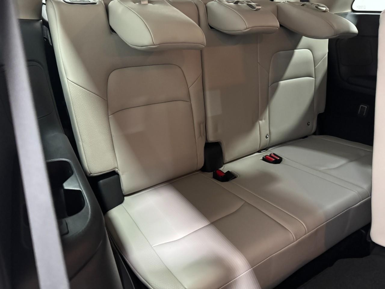 Nissan Pathfinder Vehicle Full-screen Gallery Image 11