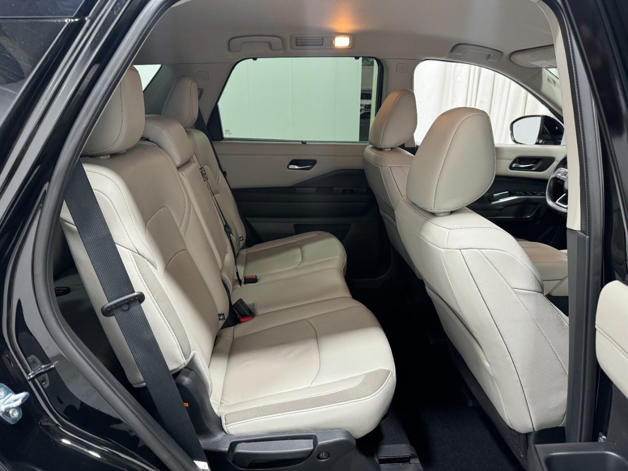 Nissan Pathfinder Vehicle Full-screen Gallery Image 12